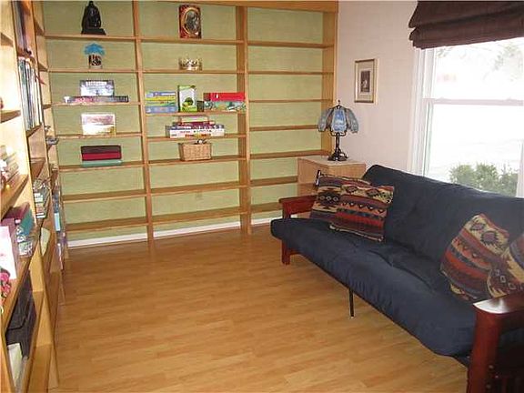 3rd image of 5 Candlewood Cir