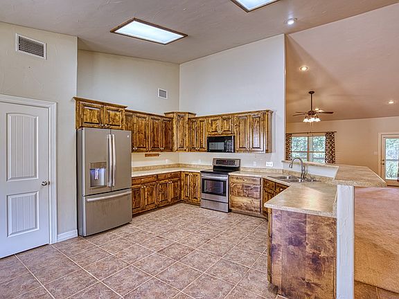 5th image of 142 Holly Hill Dr W