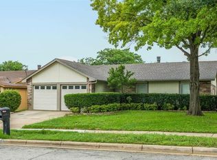 2407 Heathercrest Dr, Arlington, TX 76018