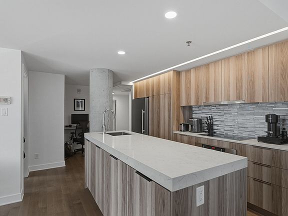 3rd image of 101 Rue Peel #1001