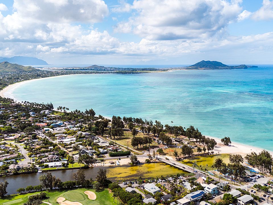 This rental is located 5 houses from Kailua Beach in the Kawailoa-Kailua / Lanikai neighborhood with easy accessibility to the beach, Buzz's Steakhouse, Kalapawai Market, hikes, swimming, snorkeling and more. Walking distance to Ka'ohao "Lanikai" school!