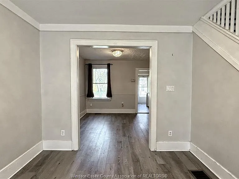 1424 Wyandotte St W — Photo 6