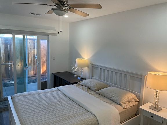 Master bedroom - Sliding door to back side