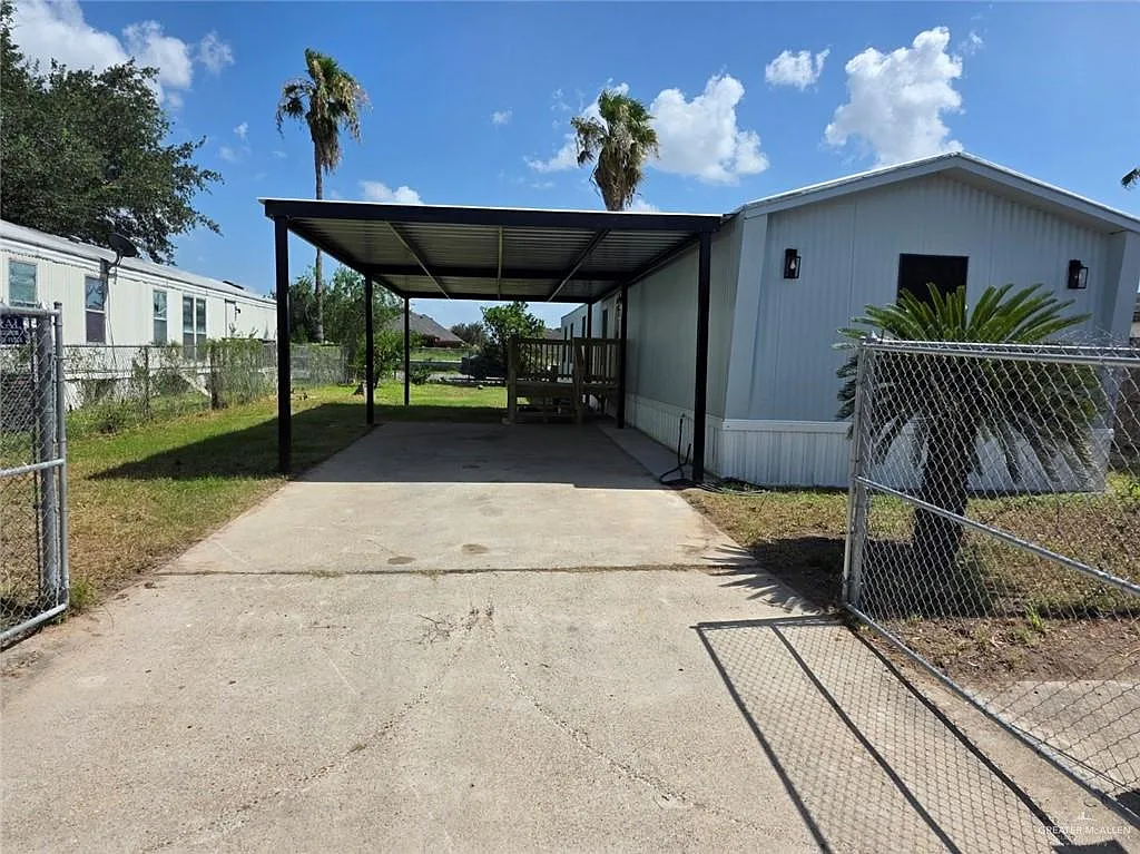 3 bed, 2.0 bath, 1216 sqft, $1,150 — Photo 2
