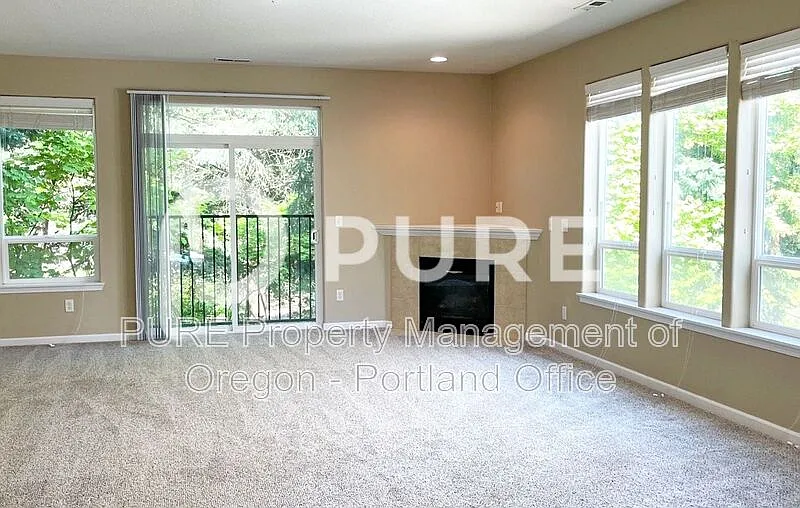 3 bed, 2.5 bath, 1795 sqft, $2,395 — Photo 2