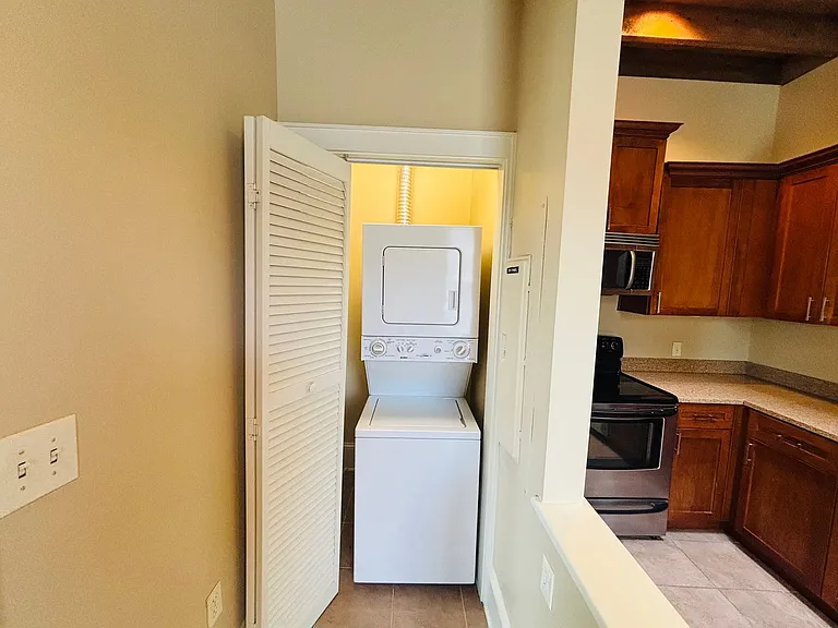2 Bedroom, 1 Bath Apartment — Photo 11