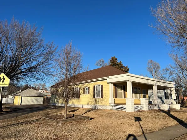 272 W 2nd St, Hoisington, KS 67544