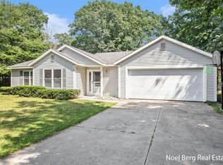 19136 Pine Grove Ct, Spring Lake, MI 49456