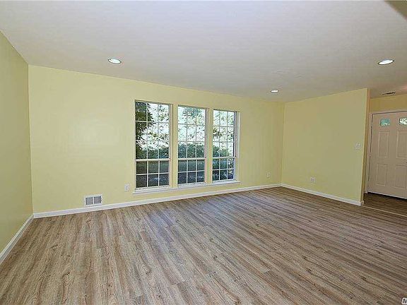3rd image of 107 Aspen Dr E