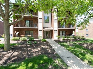1221 Chalet Rd APT 200, Naperville, IL 60563
