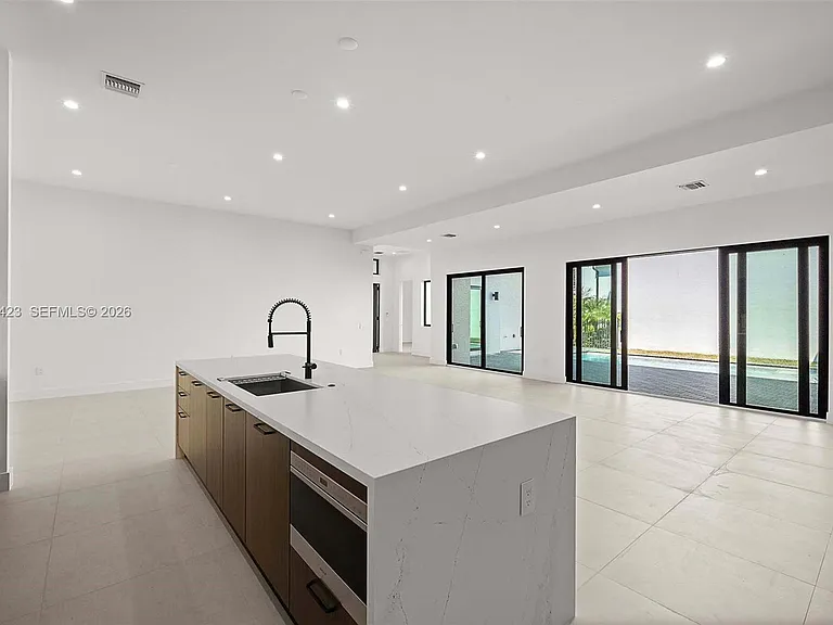 5718 Ashwood Cir W — Photo 35
