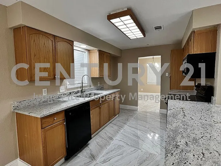 1914 W Northgate Dr — Photo 7