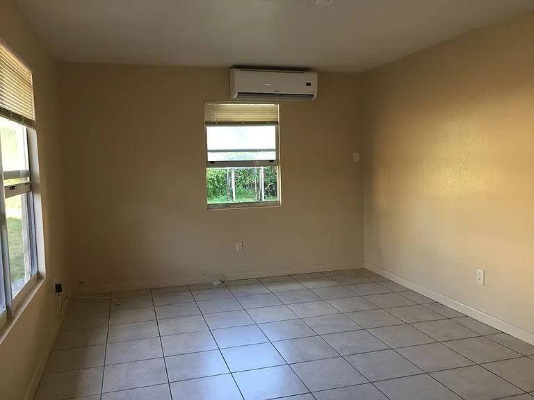 2424 NW 21st St #5 — Photo 5