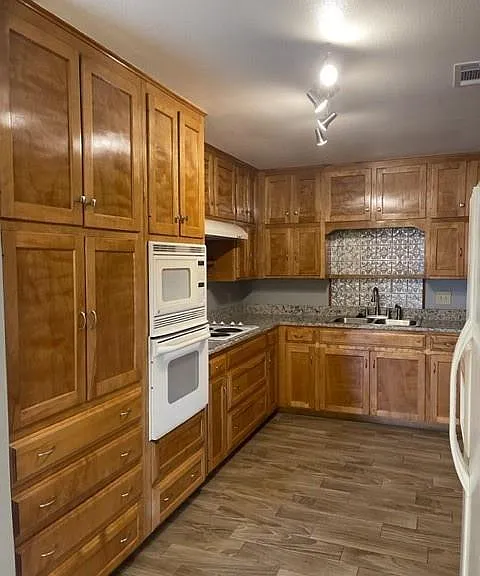 609 Williamsburg Ct #609 — Photo 6