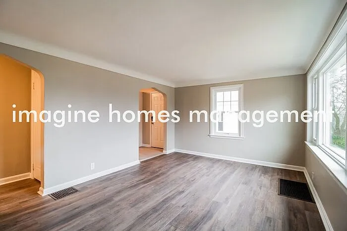 3 bed, 1.0 bath, 1180 sqft, $1,940 — Photo 4