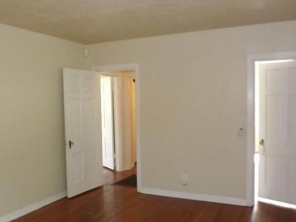 3rd image of 1558 W Shaw St