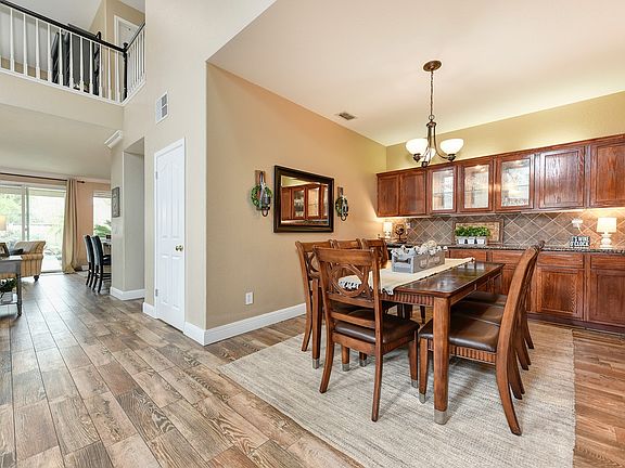 4th image of 392 Fisher Ct