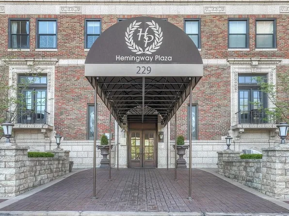 229 Ward Pkwy APT 704A, Kansas City, MO 64112