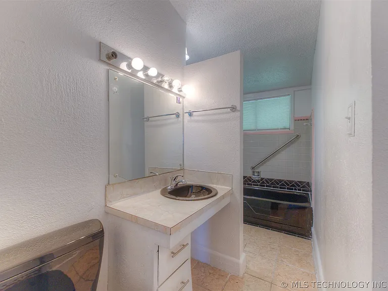 2234 N Main St — Photo 13