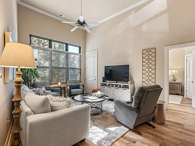 445 W Blount Ave #102 — Photo 3