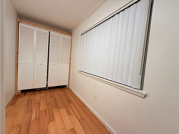 side room with wall bed (Murphy bed)