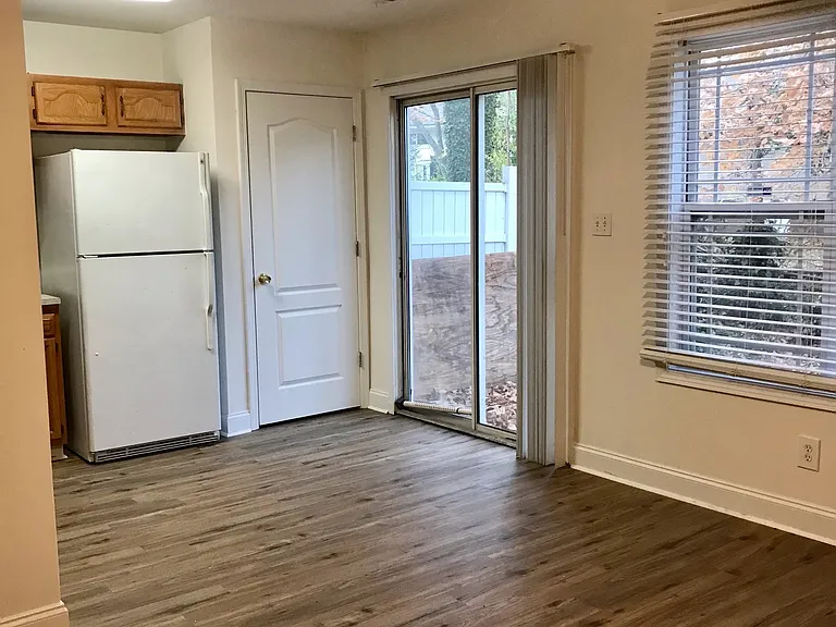 1933 Shamrock Dr — Photo 2
