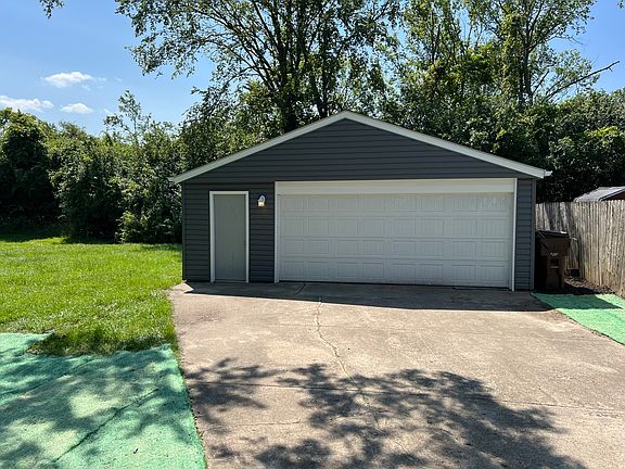 3rd image of 130 N Cedar Ln