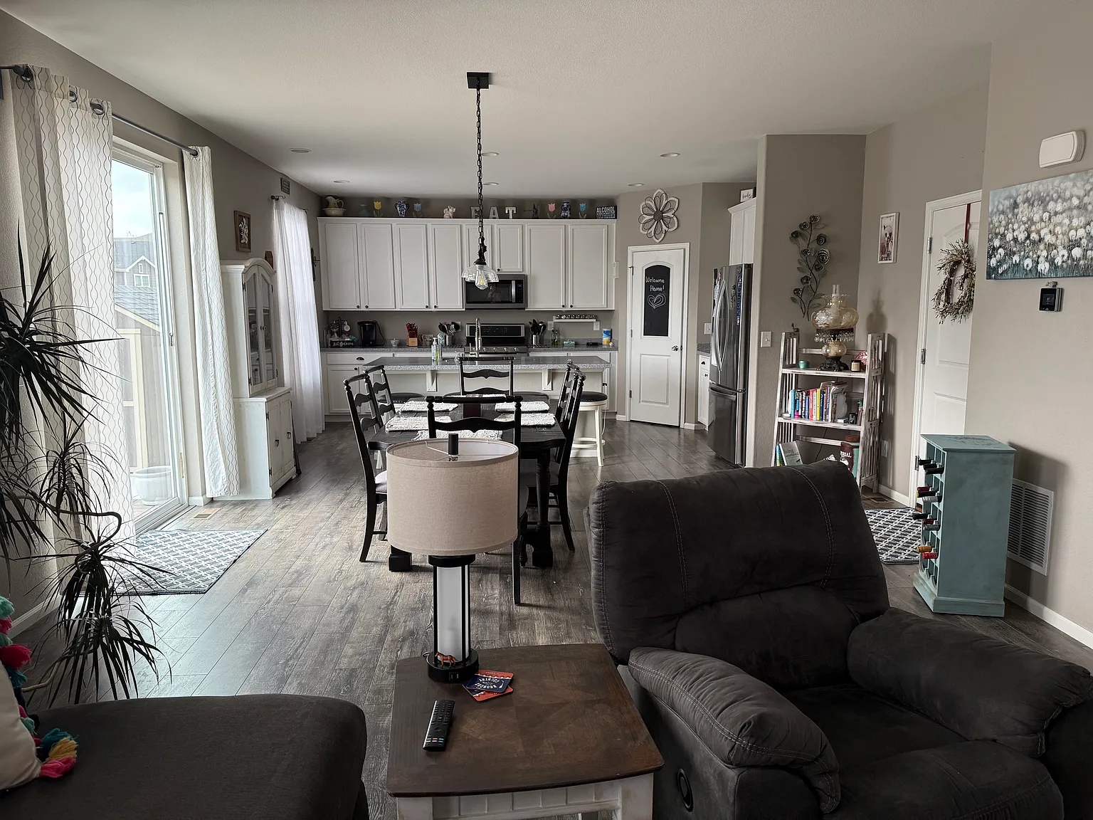 3 bed, 2.5 bath, 2800 sqft, $3,100 — Photo 4