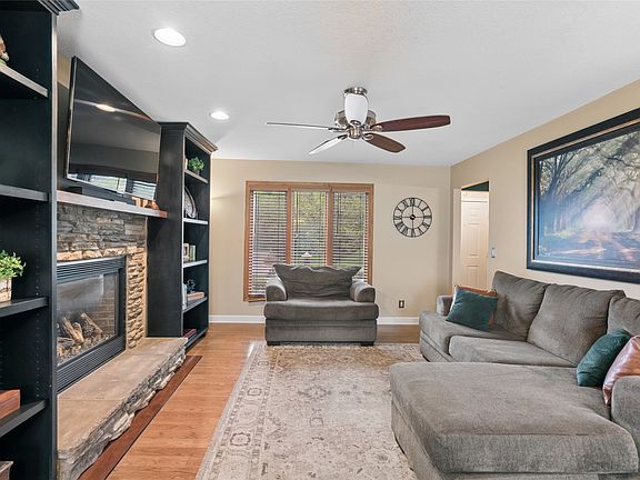 4th image of 921 SE Peterson Dr
