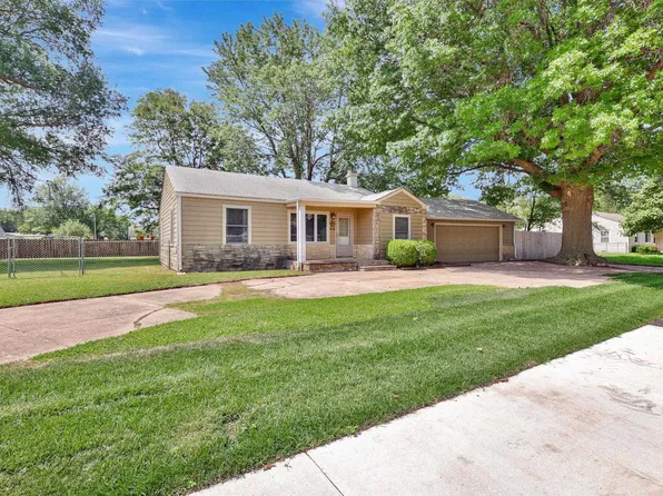 407 E Academy Ave, Maize, KS 67101