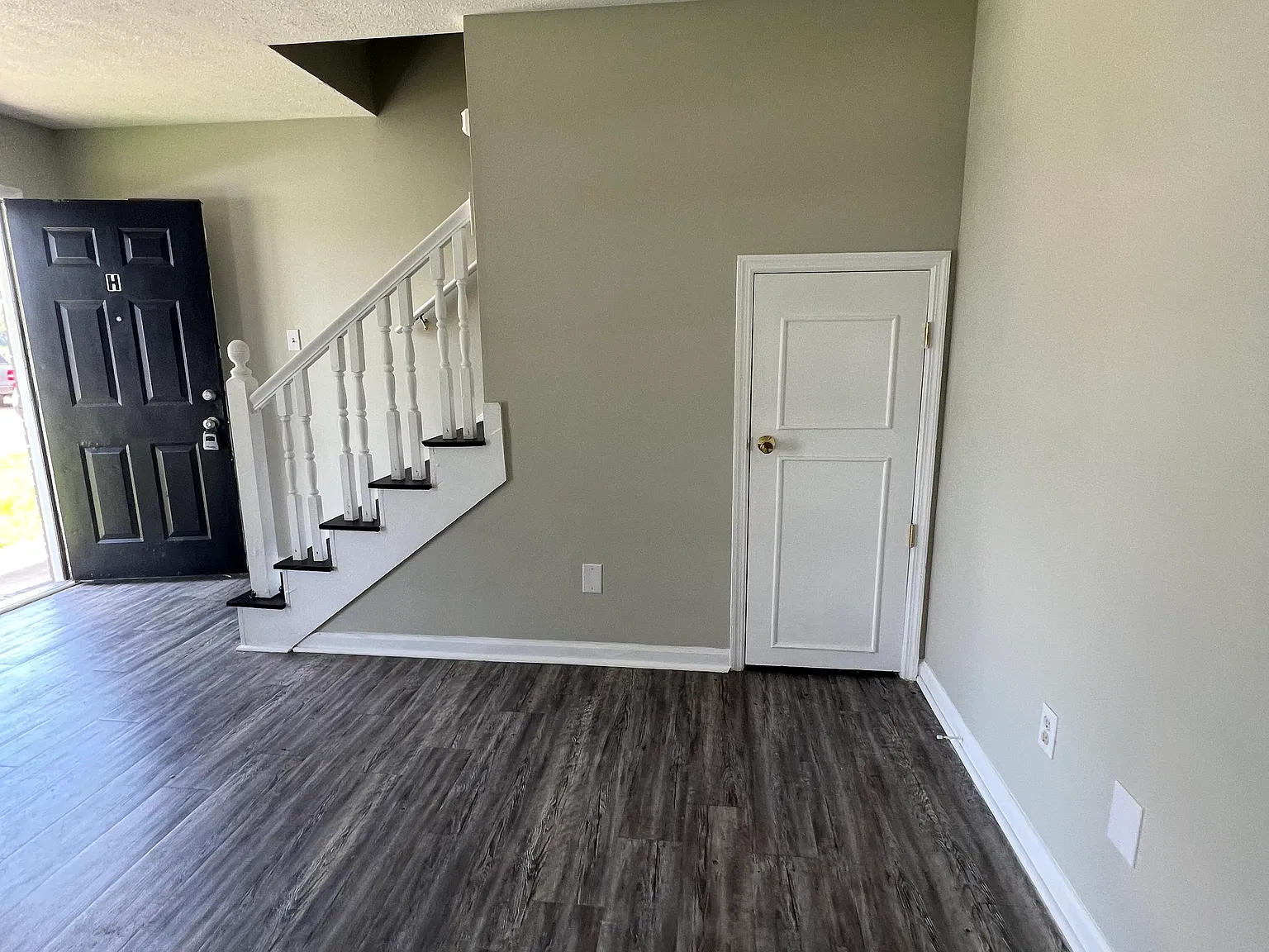 2 bed, 1.5 bath, 1035 sqft, $995 — Photo 3