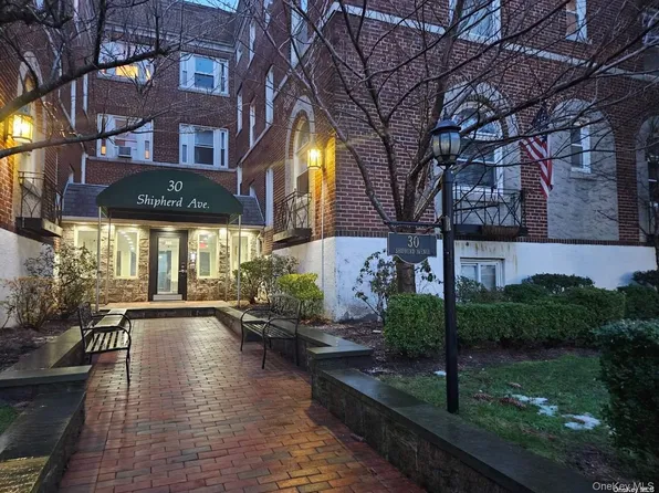 30 Shipherd Ave APT 6B, Lynbrook, NY 11563