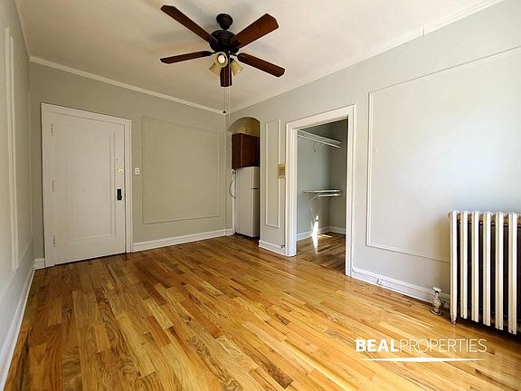 5th image of 2827 N Burling St #110