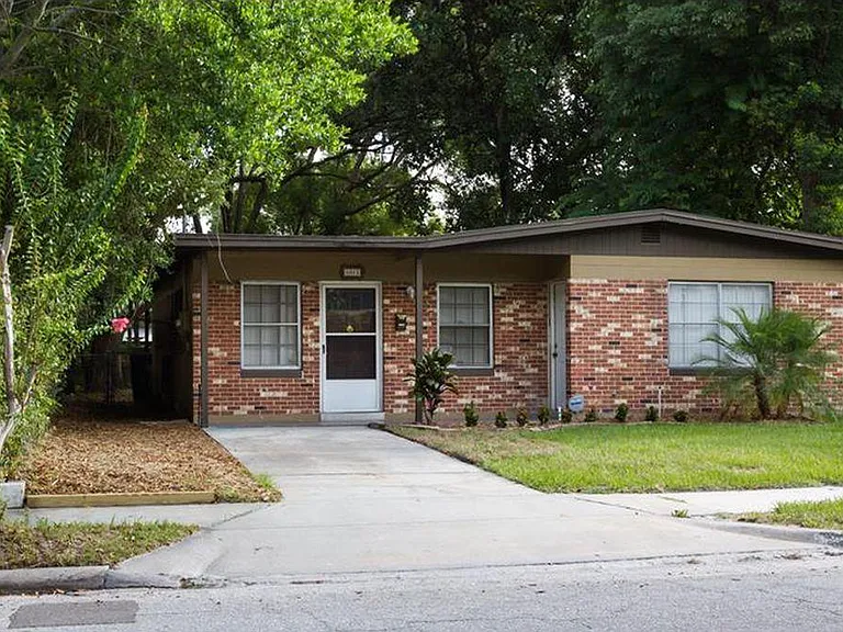 1012 E Emma St — Photo 2