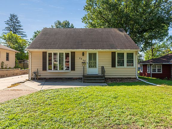 2nd image of 2028 Arlington Ave E