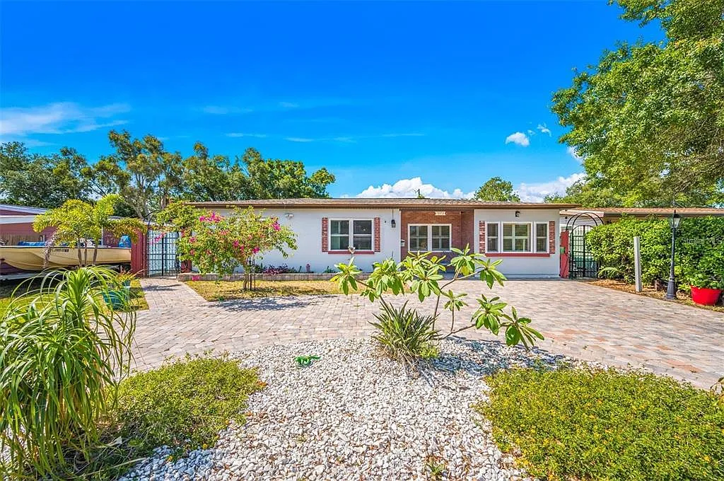 3 bed, 2.0 bath, 1496 sqft, $3,000 — Photo 1