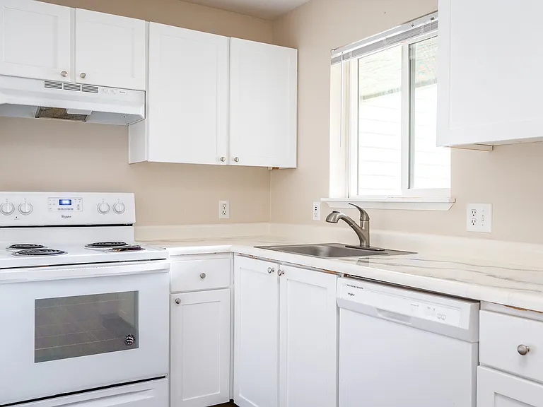 Suzann Plaza Apartments — Photo 28
