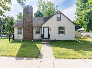 692 Wheelock Pkwy E, Saint Paul, MN 55106