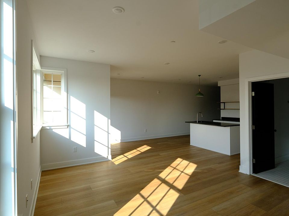 1st image of 3148-52 Richmond St #10