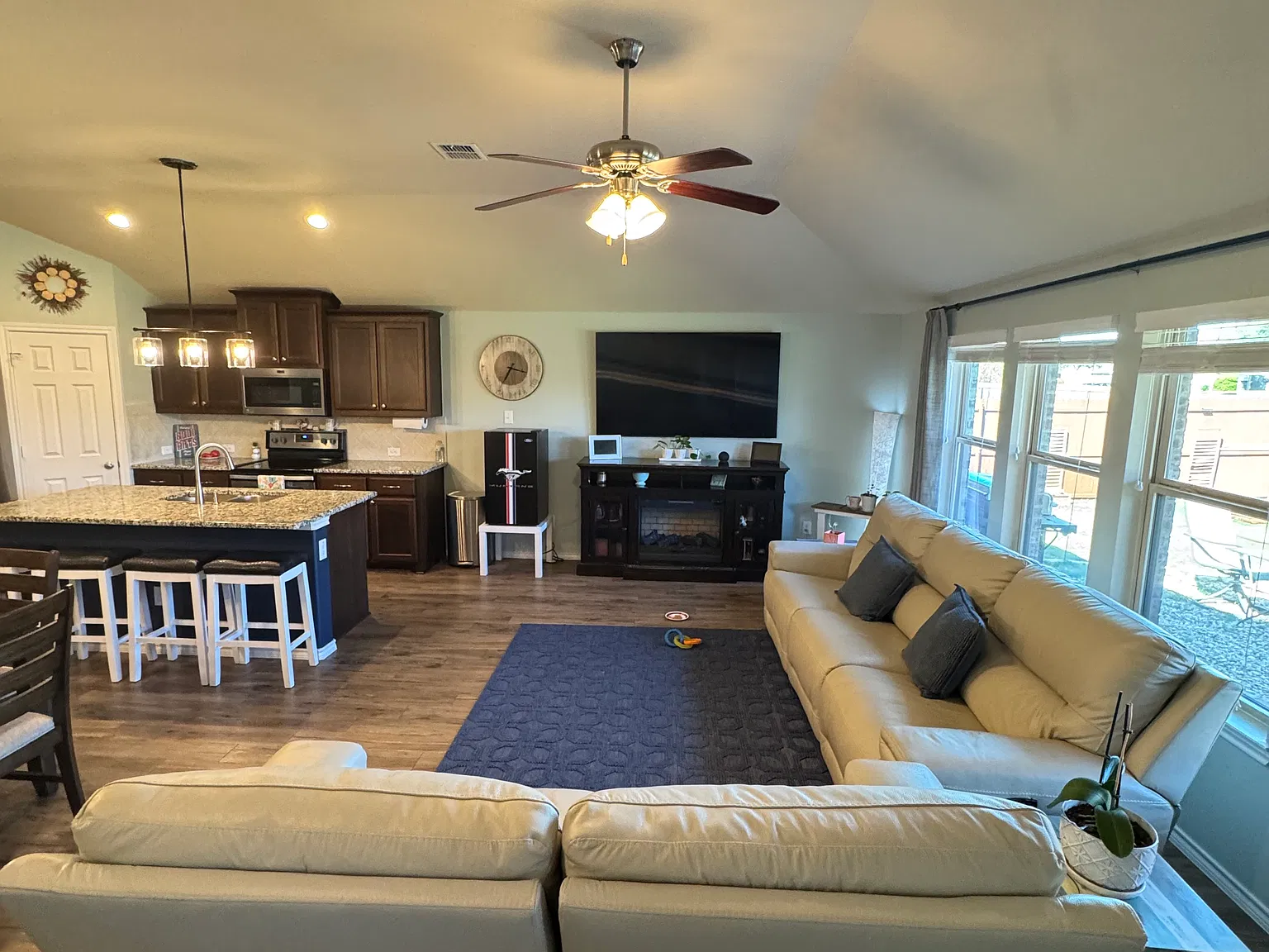 4 bed, 1921 sqft, $2,400 — Photo 2