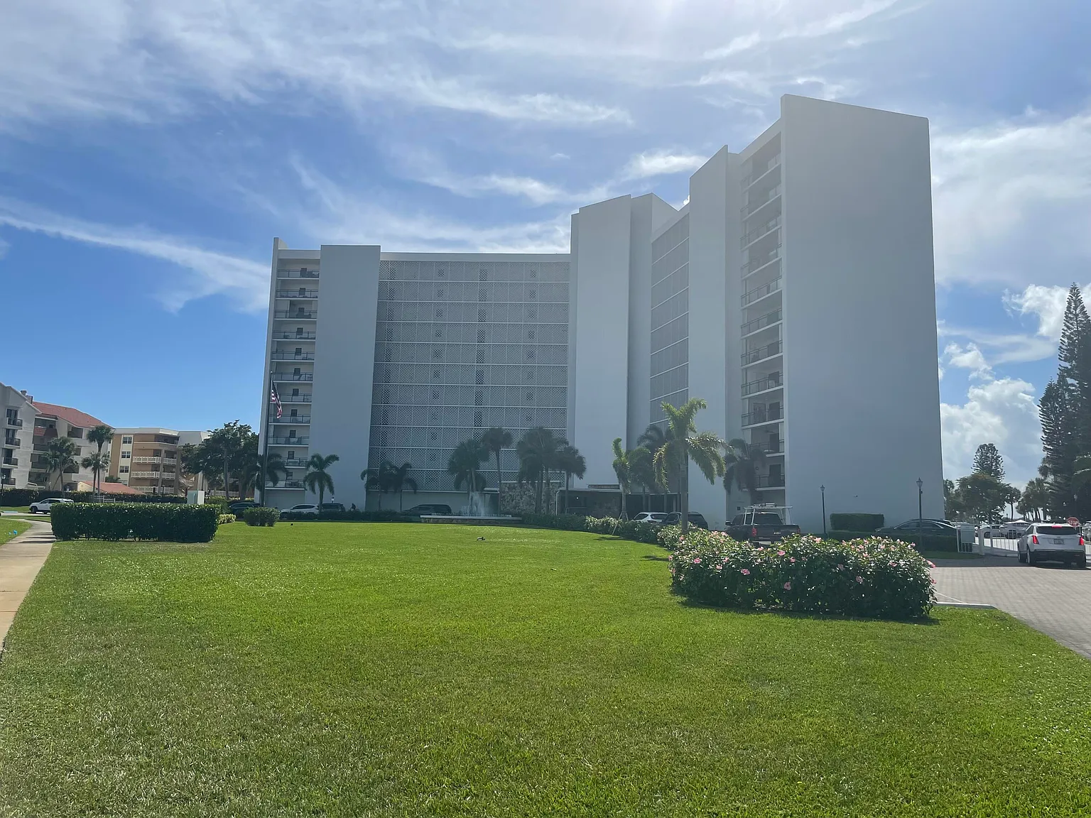 Gemini Condo — Photo 1