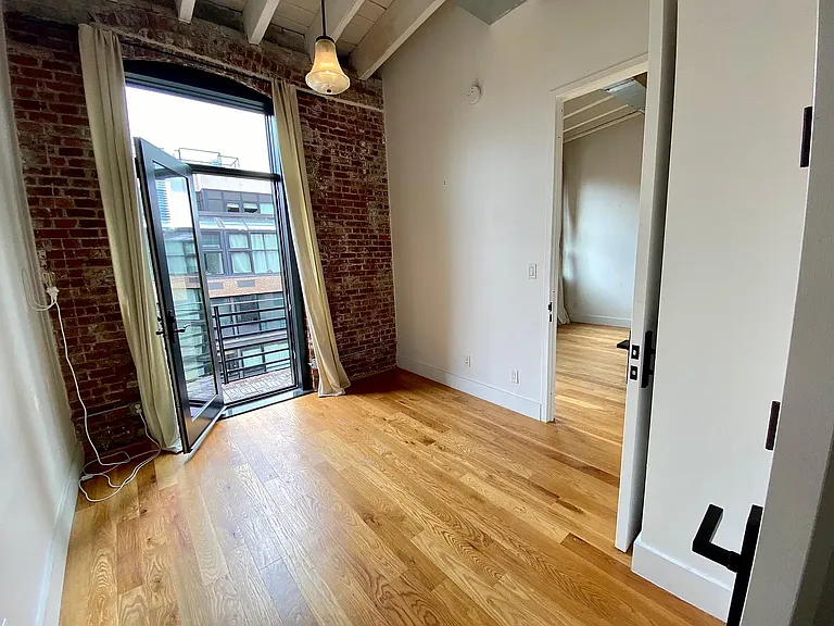 103 N 10th St #5F — Photo 12