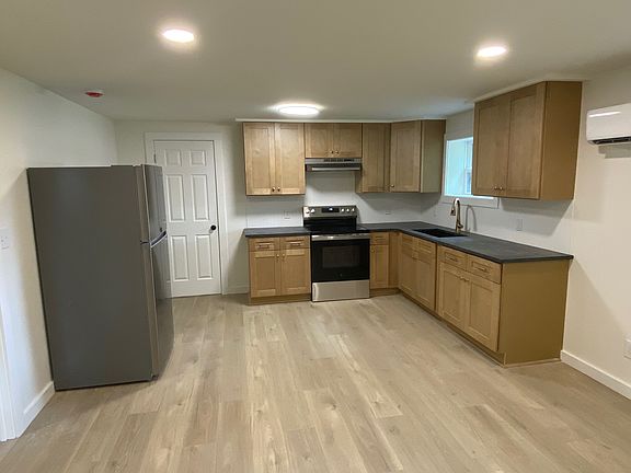 2nd image of 138 Ash Ln #B