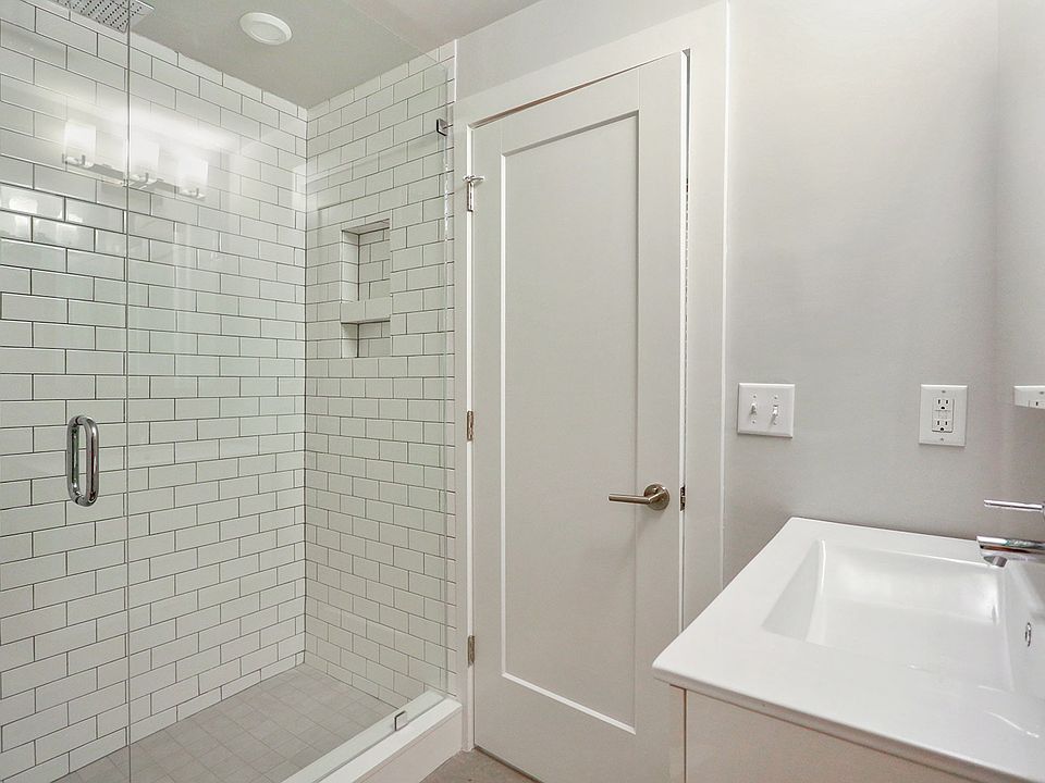 1st image of 822 Howard Ave #204