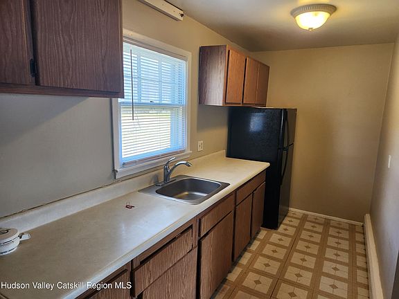 4th image of 136 N Chestnut Street #10b