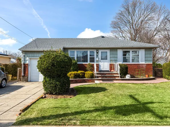 34 W Walnut Street, Farmingdale, NY 11735