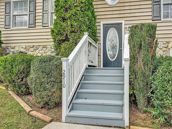 5th image of 2910 Vinyard Ave NE