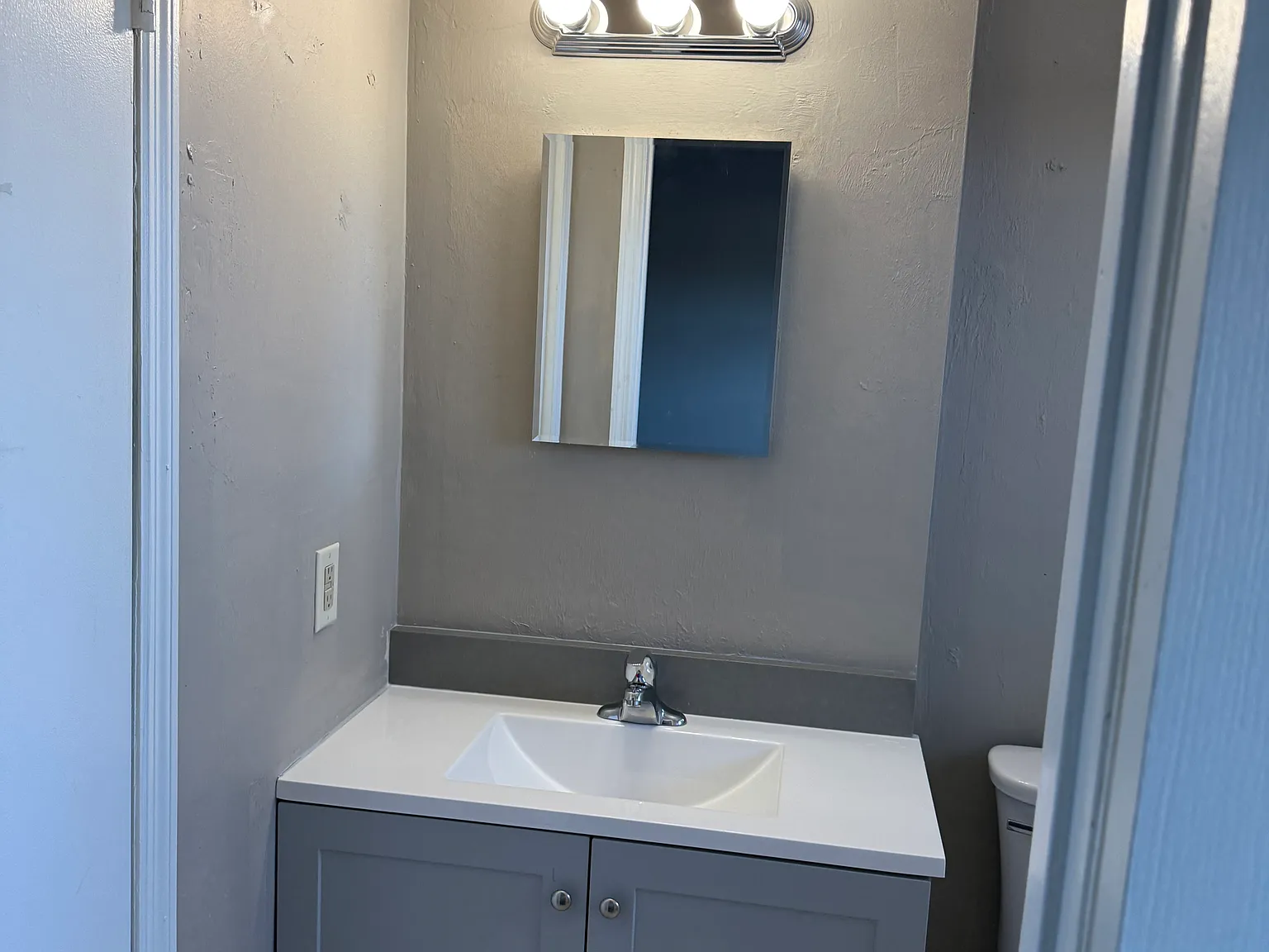 4923 Vincennes Ct — Photo 2