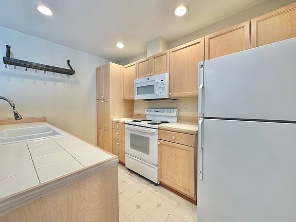 5th image of 25235 SE Klahanie Blvd APT L301