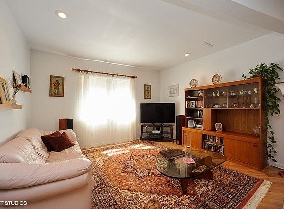 3rd image of 2125 Schiller Ave